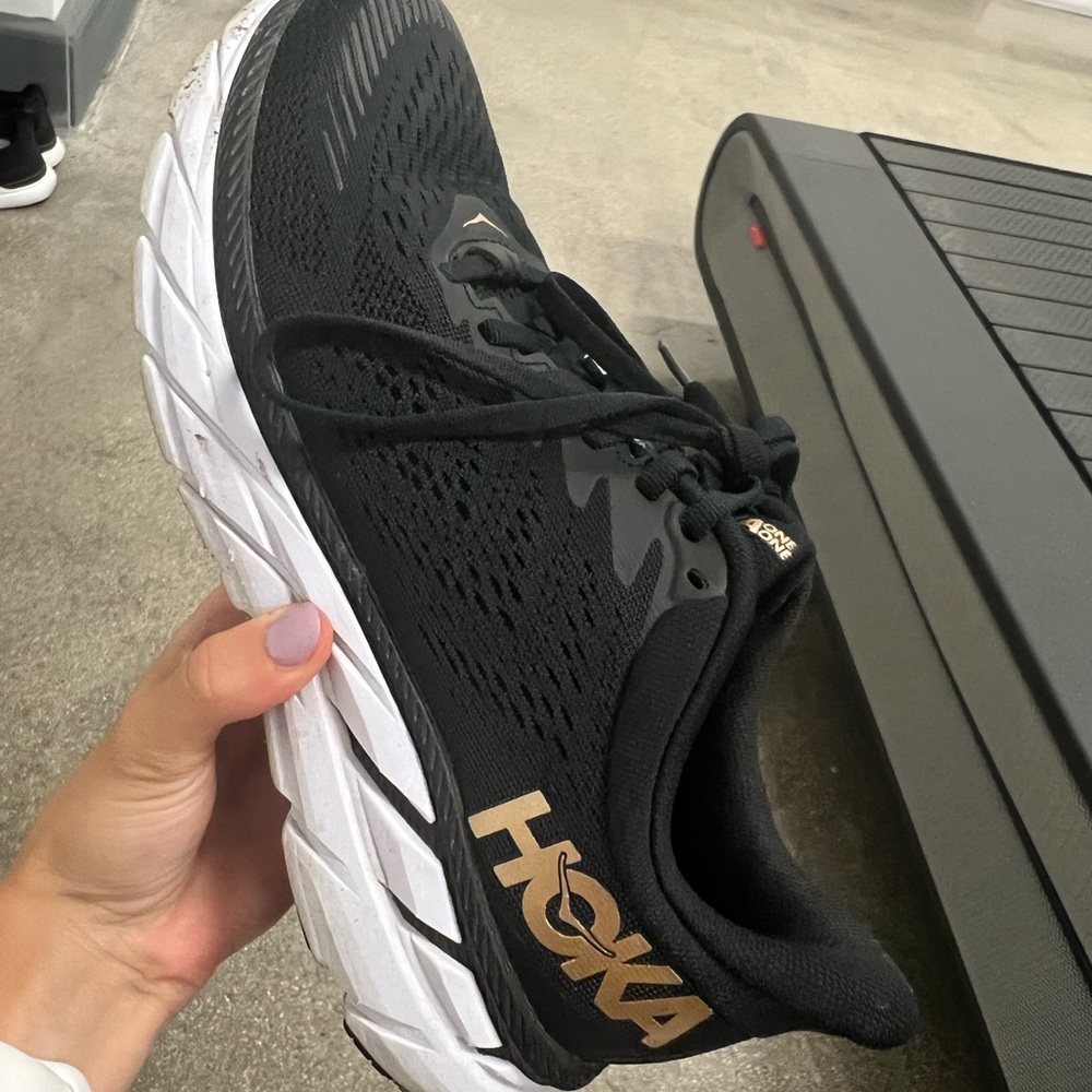HOKAS women’s Clifton 7 shoes size 7.5 - black and gold